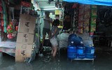 Nằm sát sông Tô Lịch nhưng mưa 1 tiếng, đường Bùi Xương Trạch ngập sâu 3 tiếng